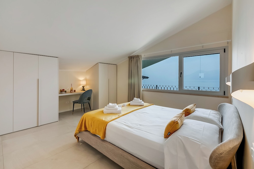 Family House, Multiple Bedrooms, Lakeside (Boutique apartment Venere with Pool)