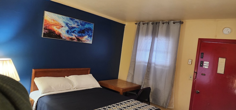 Deluxe Room, 1 Queen Bed photo 3