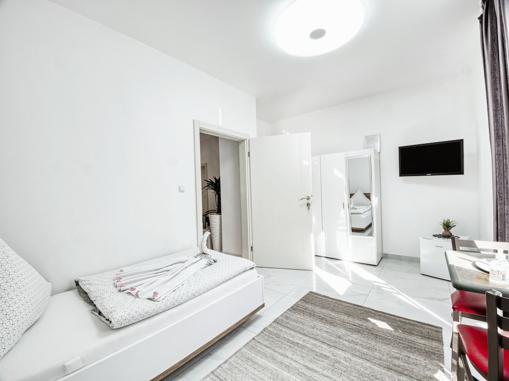 Standard Single Room, Shared Bathroom photo 3