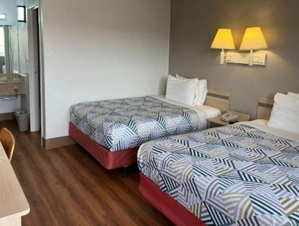 Standard Room, 2 Double Beds, Smoking, Refrigerator & Microwave photo 2