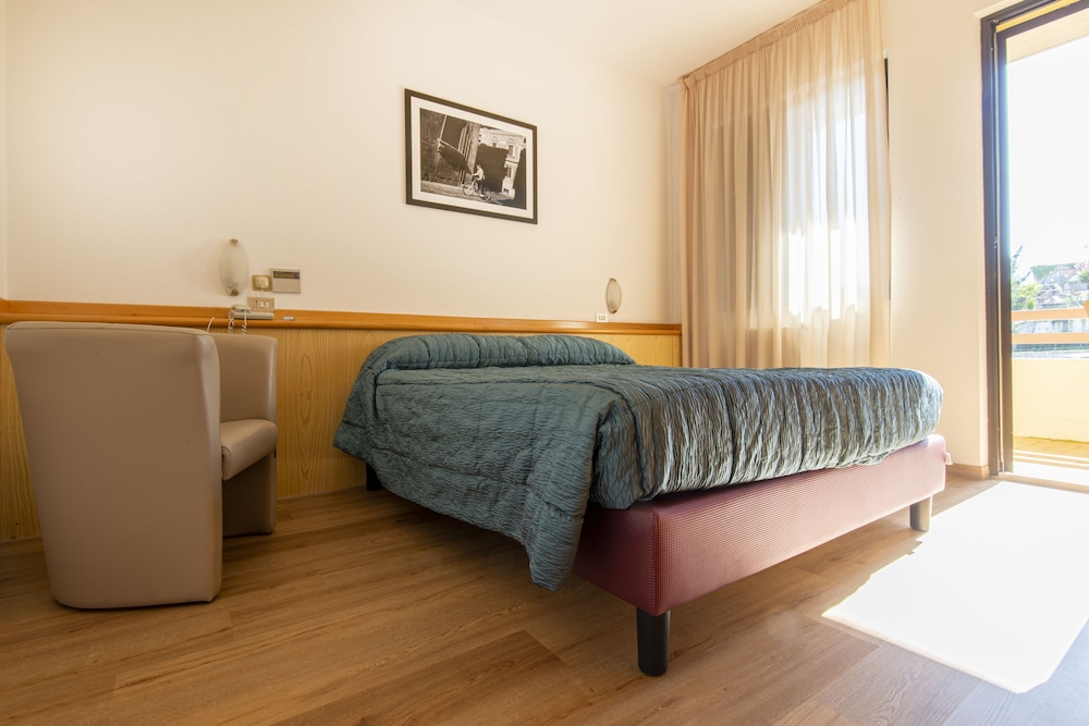 Twin Room with extra bed - Photo 2