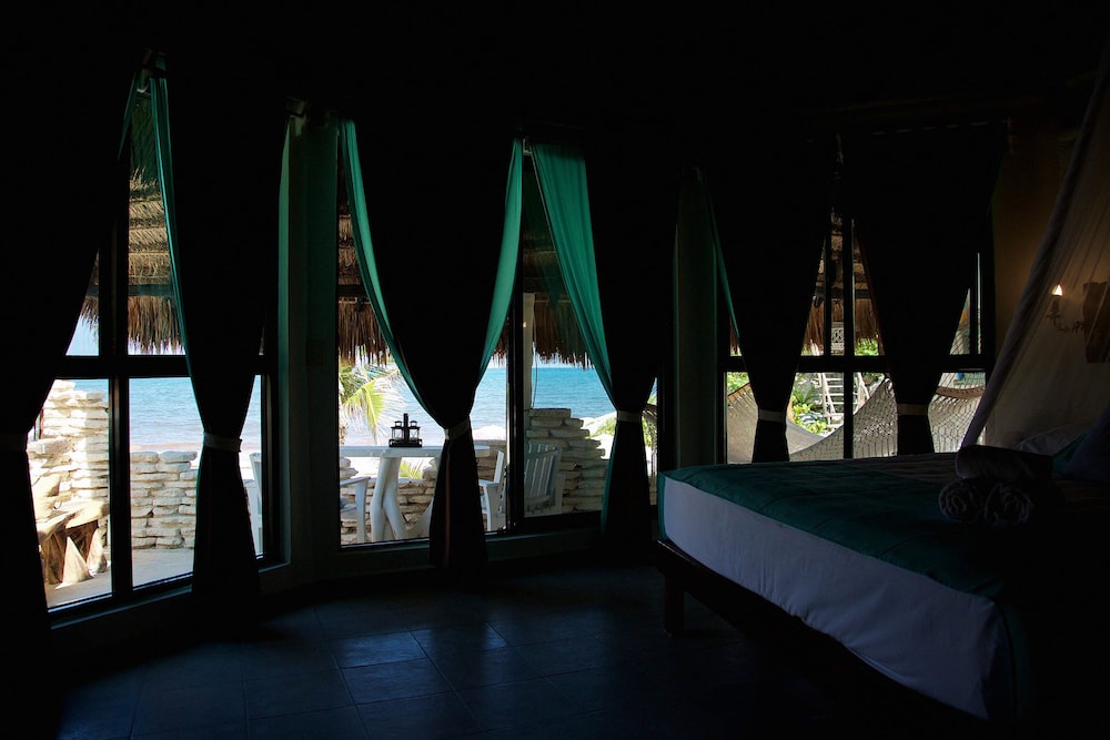 Royal Room, 1 King Bed, Oceanfront - Photo 4