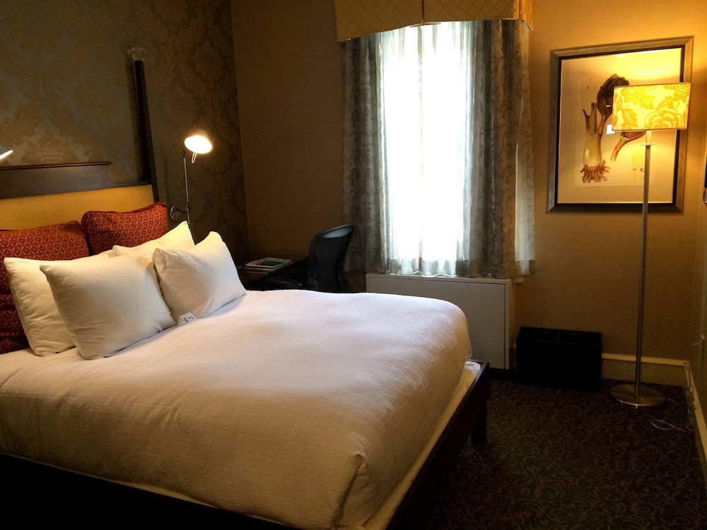 Classic Room, 1 Queen Bed thumbnail 6