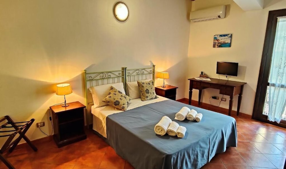 Standard Double or Twin Room, Garden View, Ground Floor photo 3
