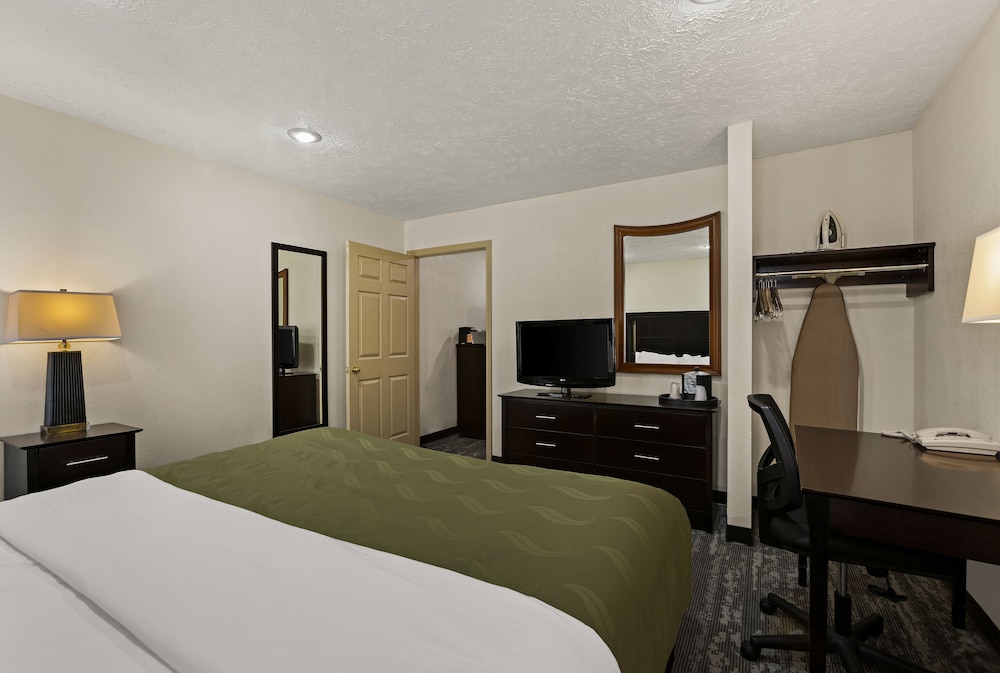 Suite, 1 King Bed, Non Smoking - Photo 2