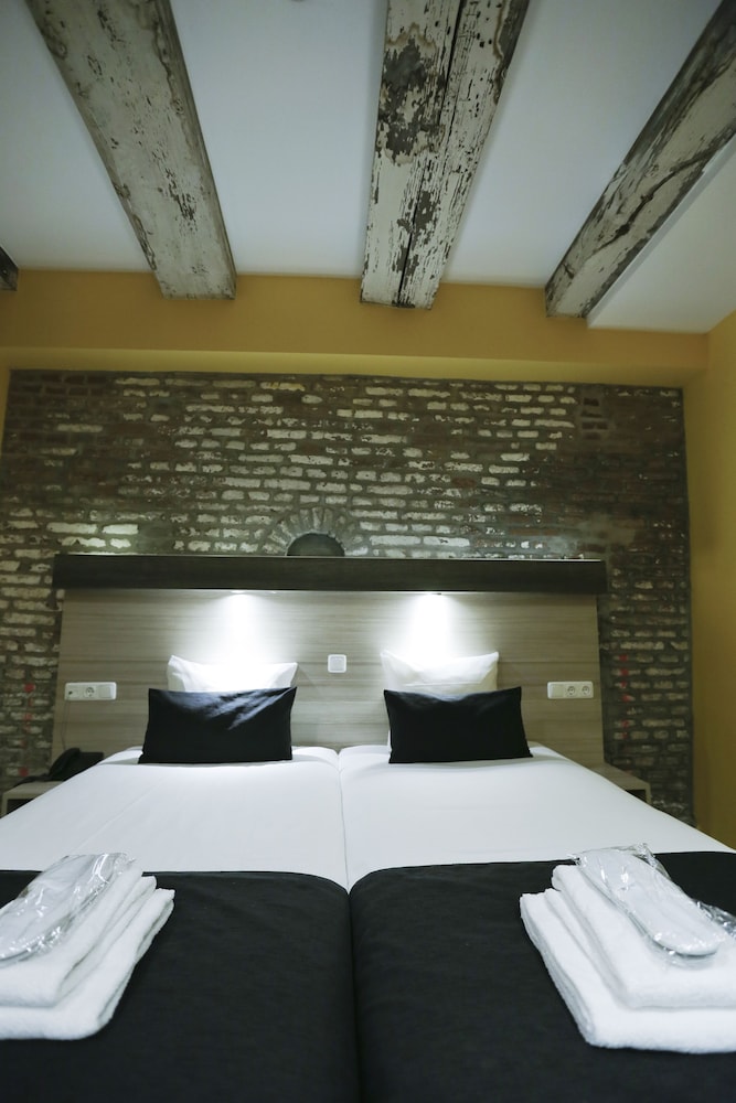 Standard Twin Room (Basement Room, 2 Twin Beds)