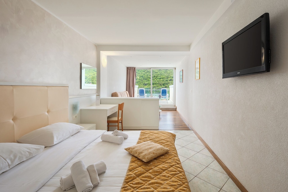 Standard Quadruple Room, Balcony, Partial Sea View photo 3