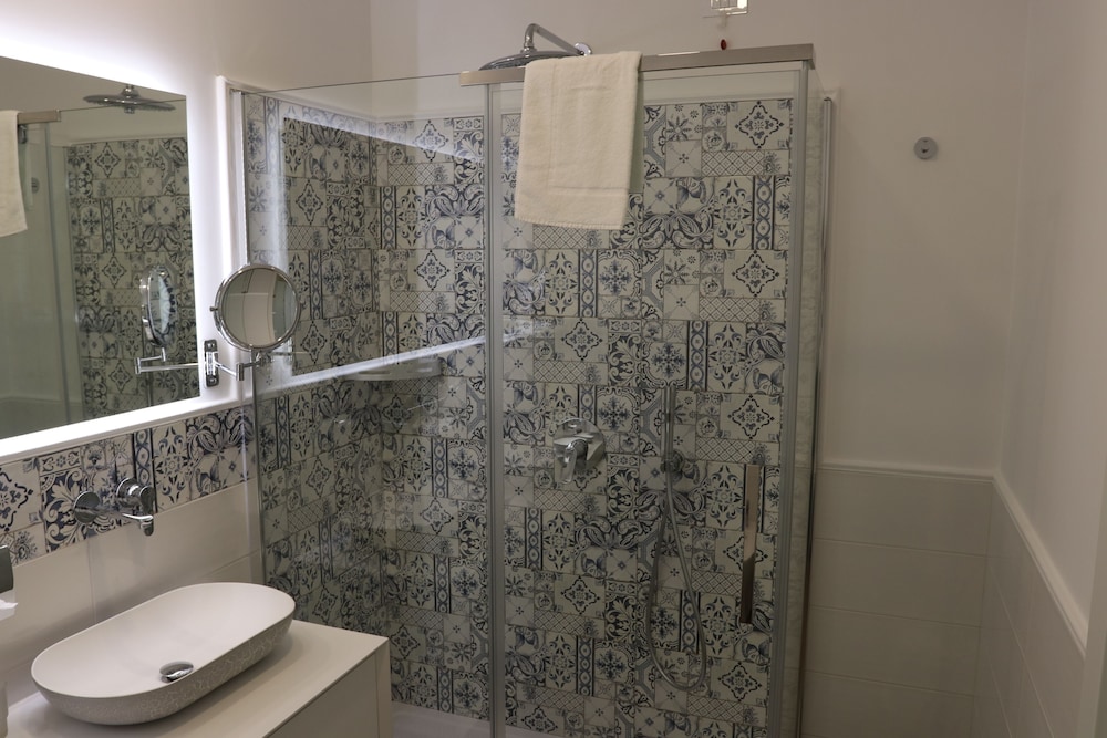 Junior Suite, Pool View - Photo 12
