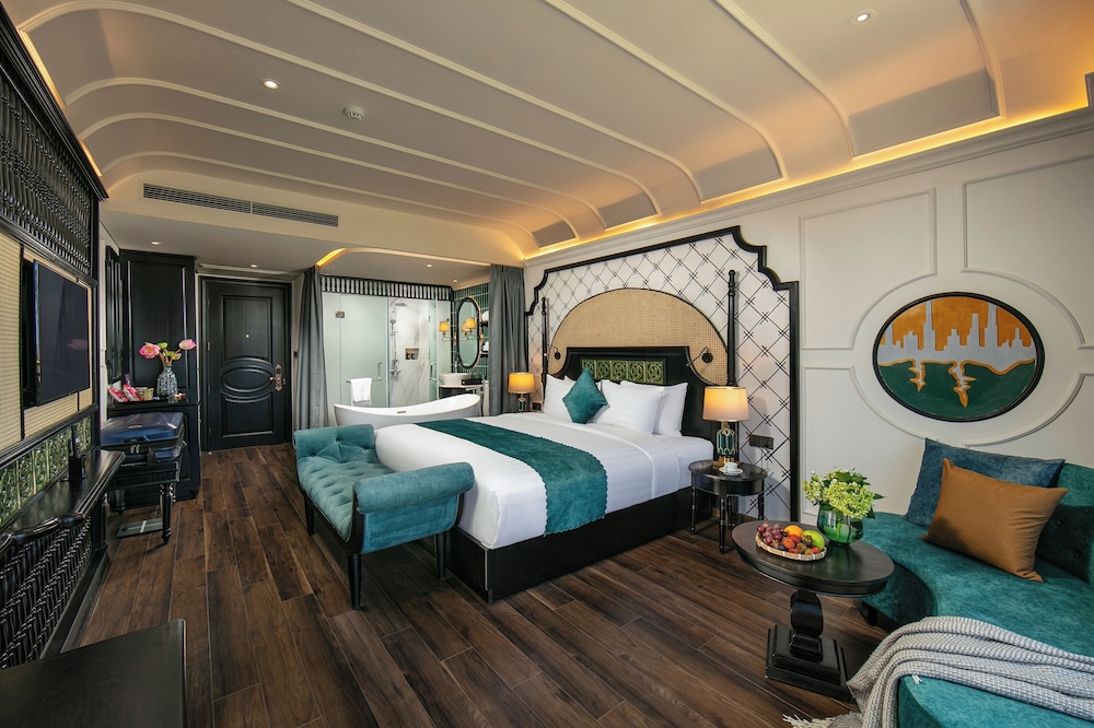 Deluxe King Room with Balcony photo 2