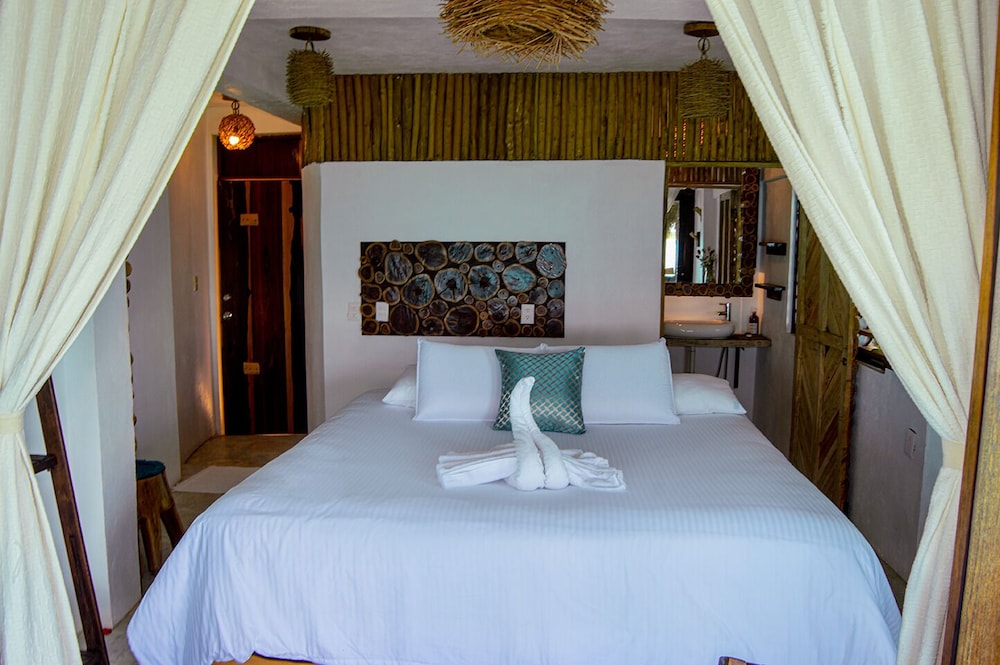 Deluxe Double Room, 1 King Bed, Lagoon View photo 2