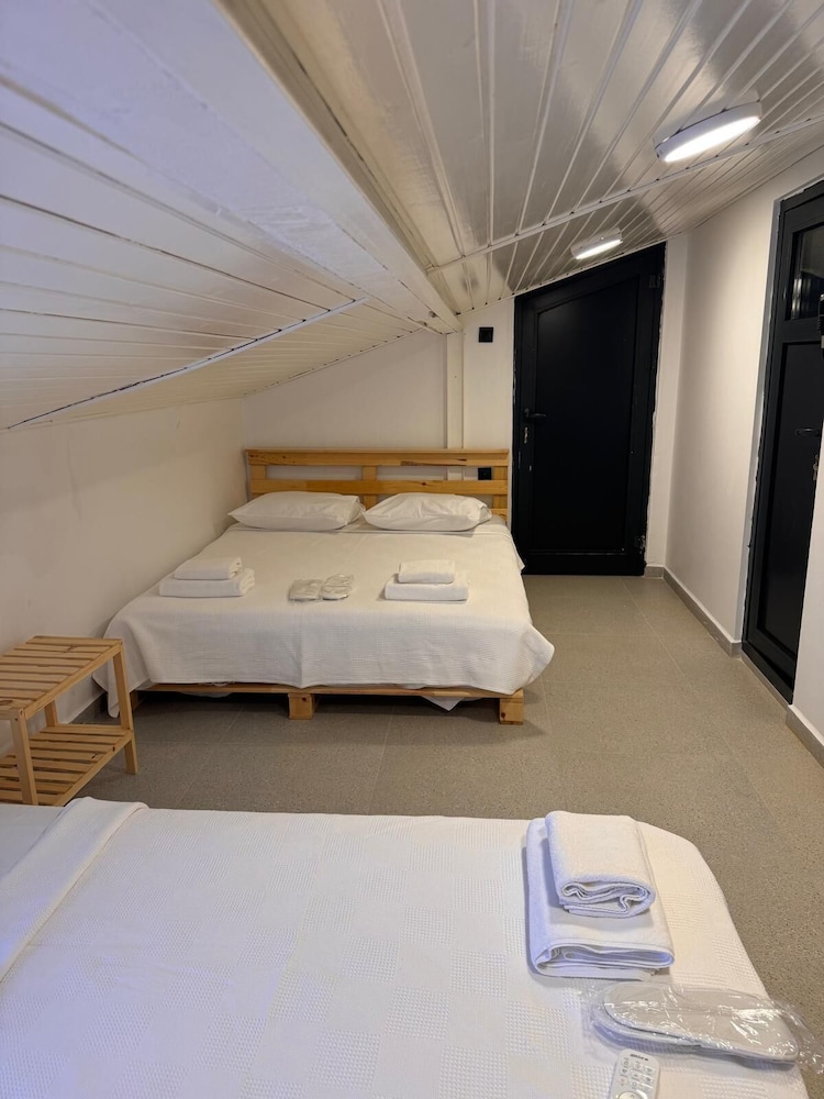 Economy Triple Room photo 3