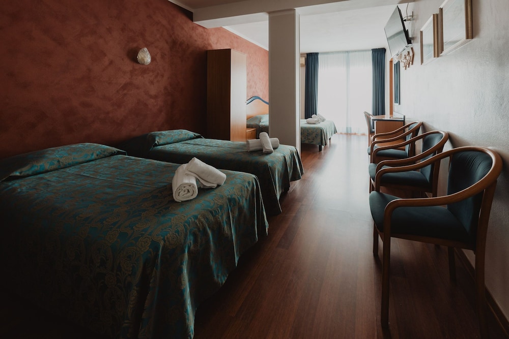 Quadruple Room - Photo 1