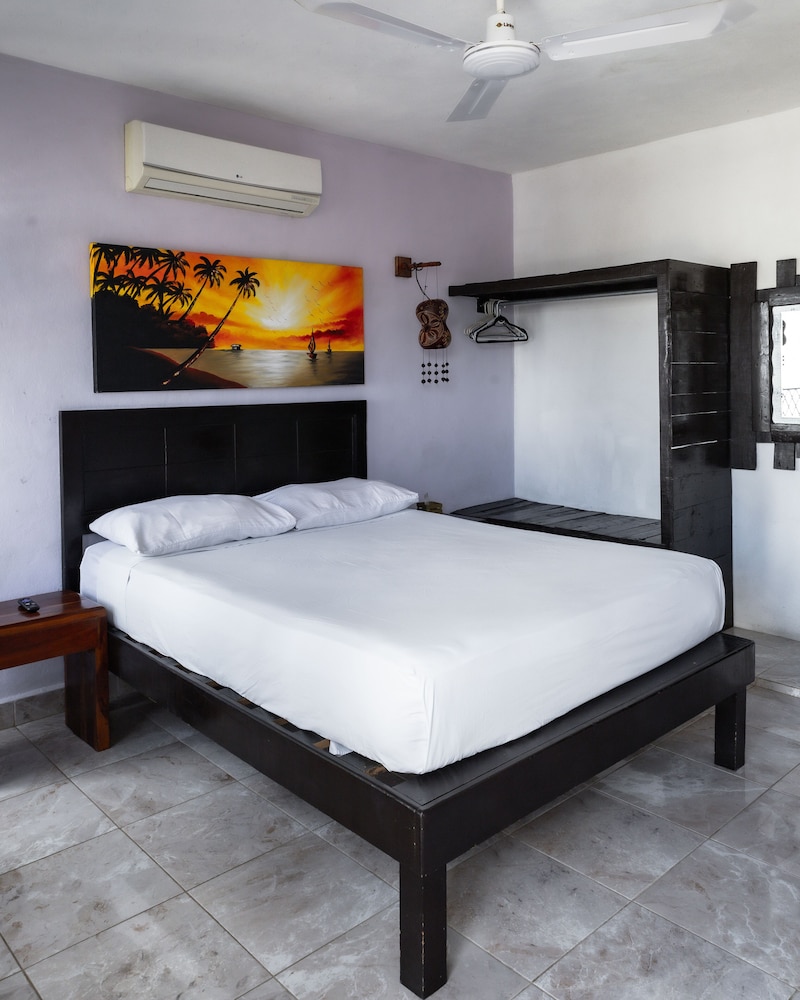 Standard Room, 1 Queen Bed photo 2