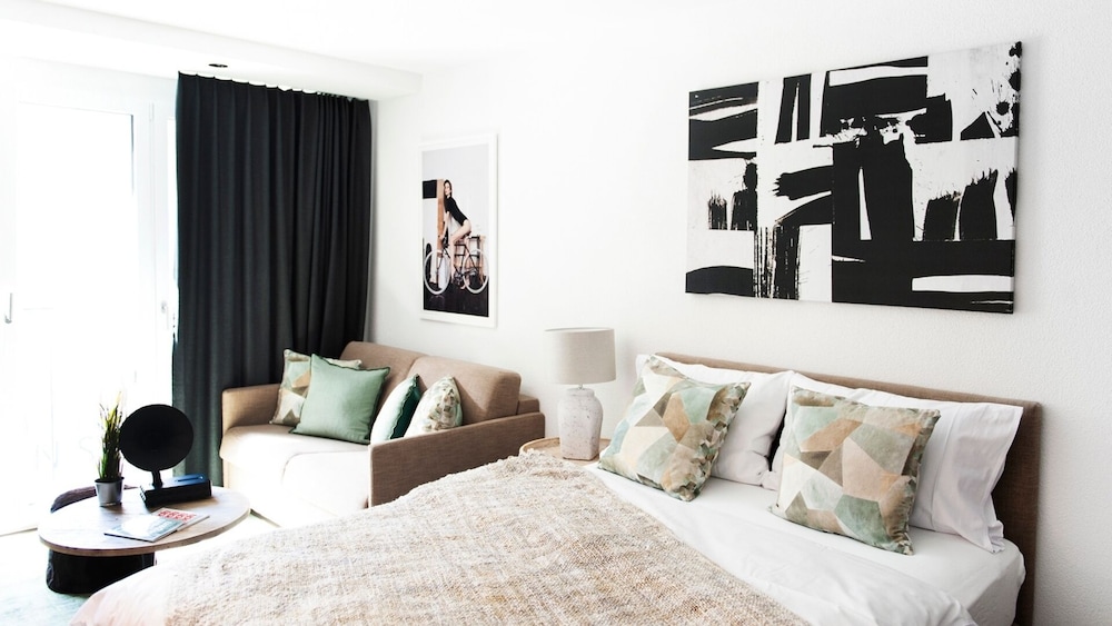 Junior Studio, 1 Queen Bed with Sofa bed
