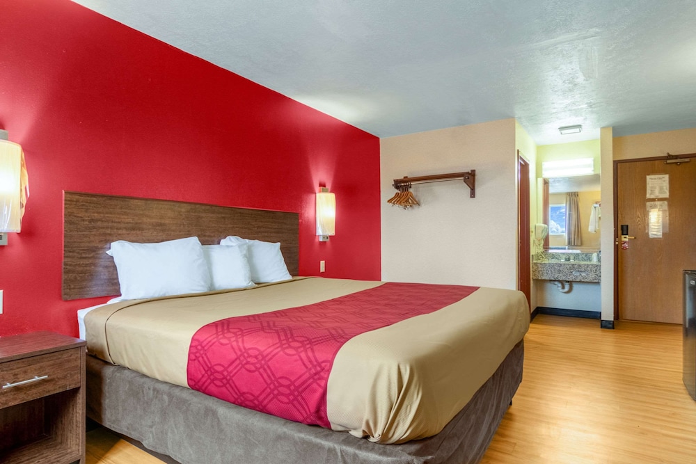 Standard Room, 1 King Bed - Photo 3
