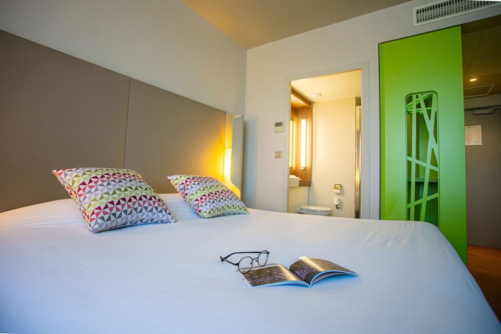 Standard Room, Multiple Beds - Photo 2