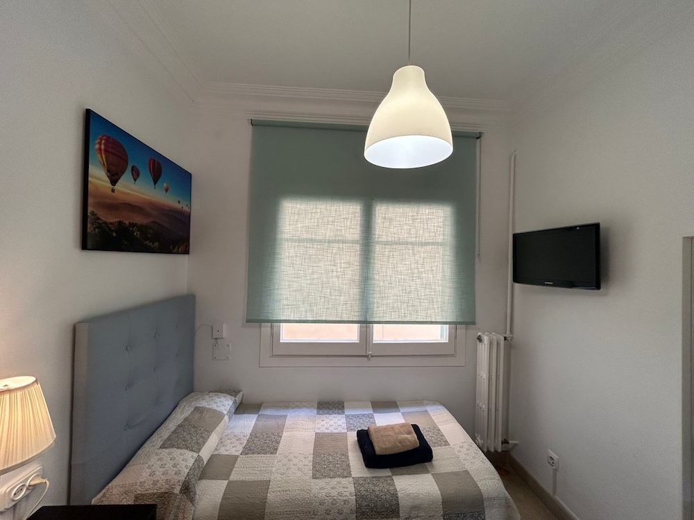 Basic Single Room, Shared Bathroom photo 2