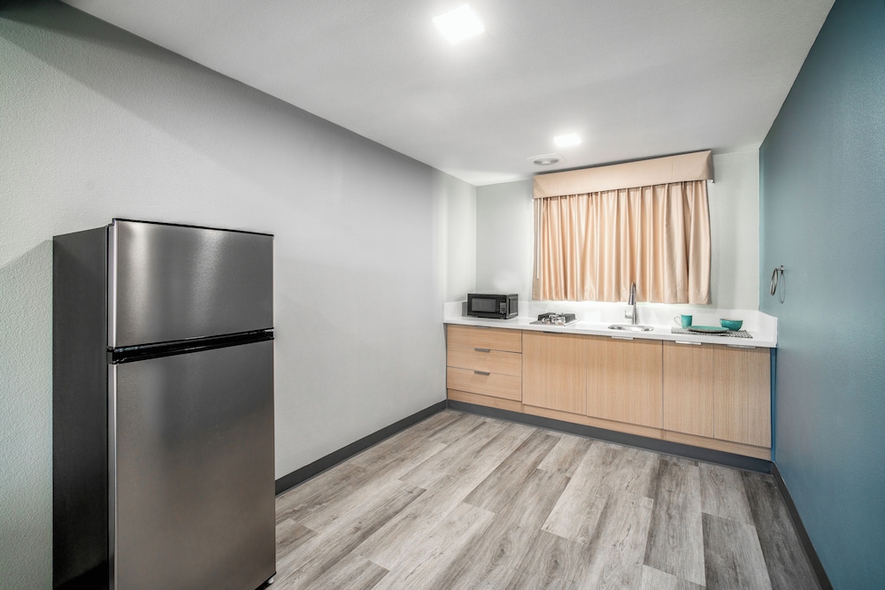 Deluxe Studio Suite, 1 King Bed, Kitchenette photo 3