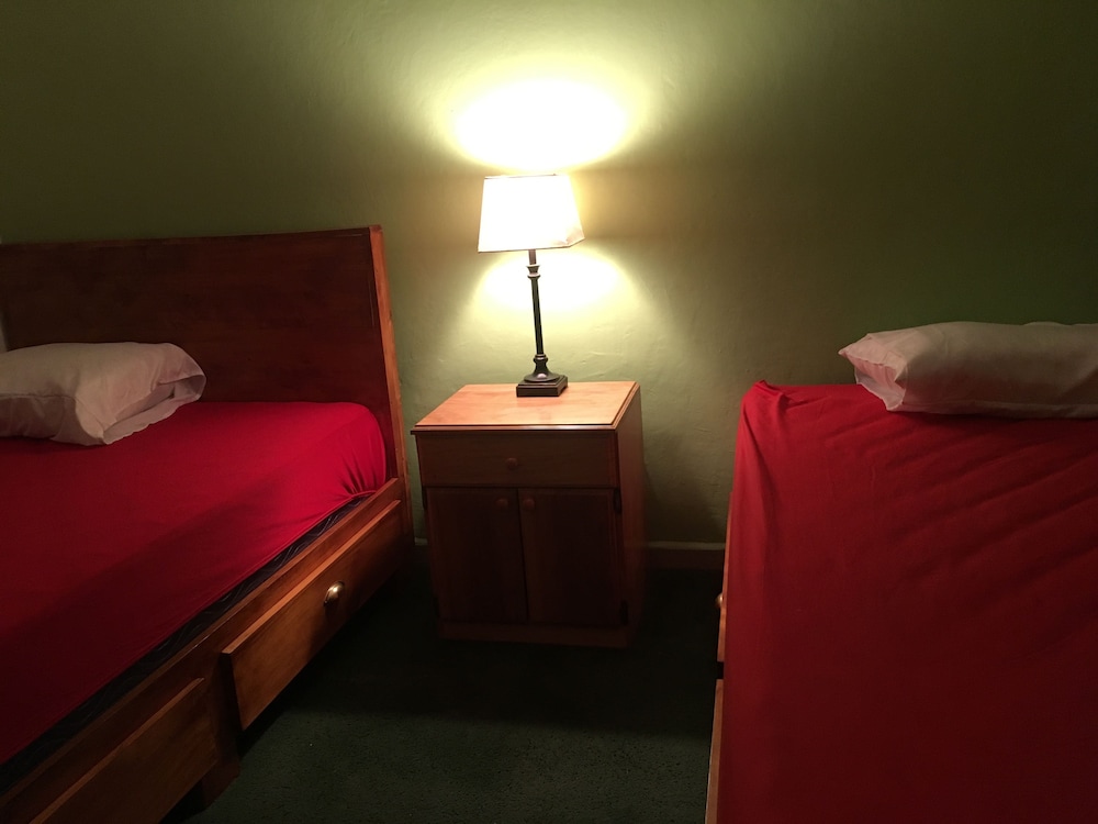 Basic Twin Room, 2 Twin Beds photo 2