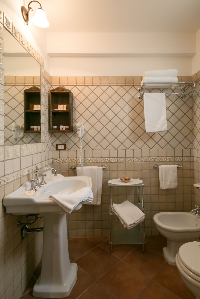 Standard Double Room - Photo 11