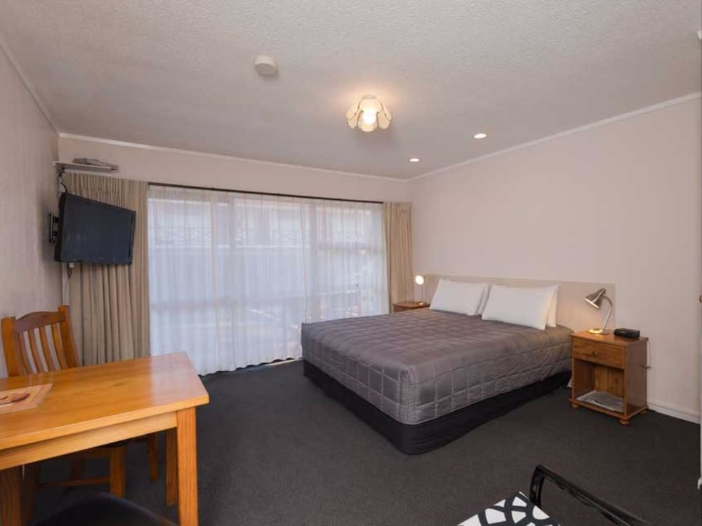 Deluxe Studio, 1 King Bed photo 3