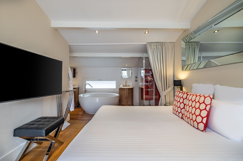 Suite, 1 King Bed, Hot Tub - Photo 3