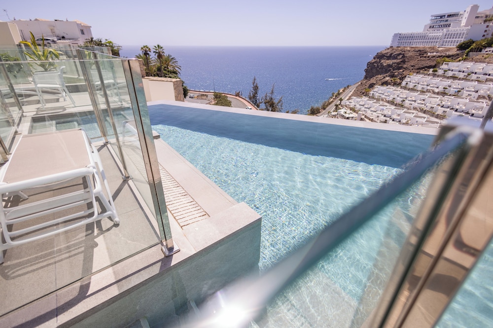 Grand Double Room, Pool Access thumbnail 6