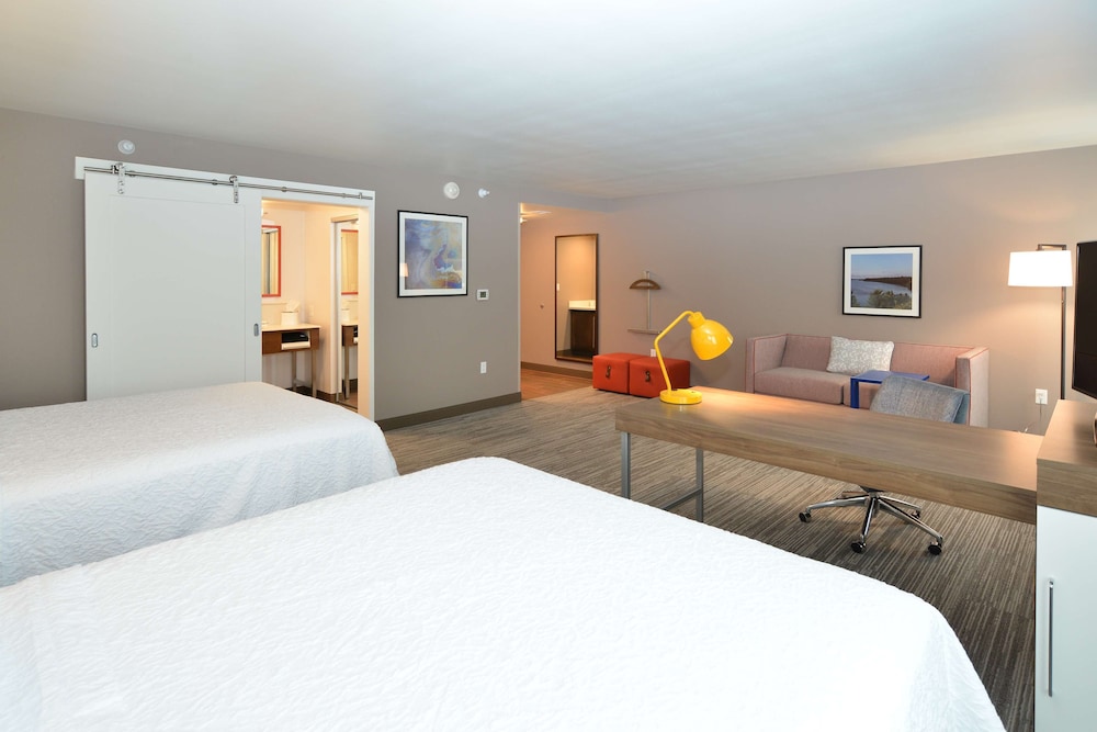 Studio, 2 Queen Beds, Refrigerator & Microwave (Wet Bar) photo 3