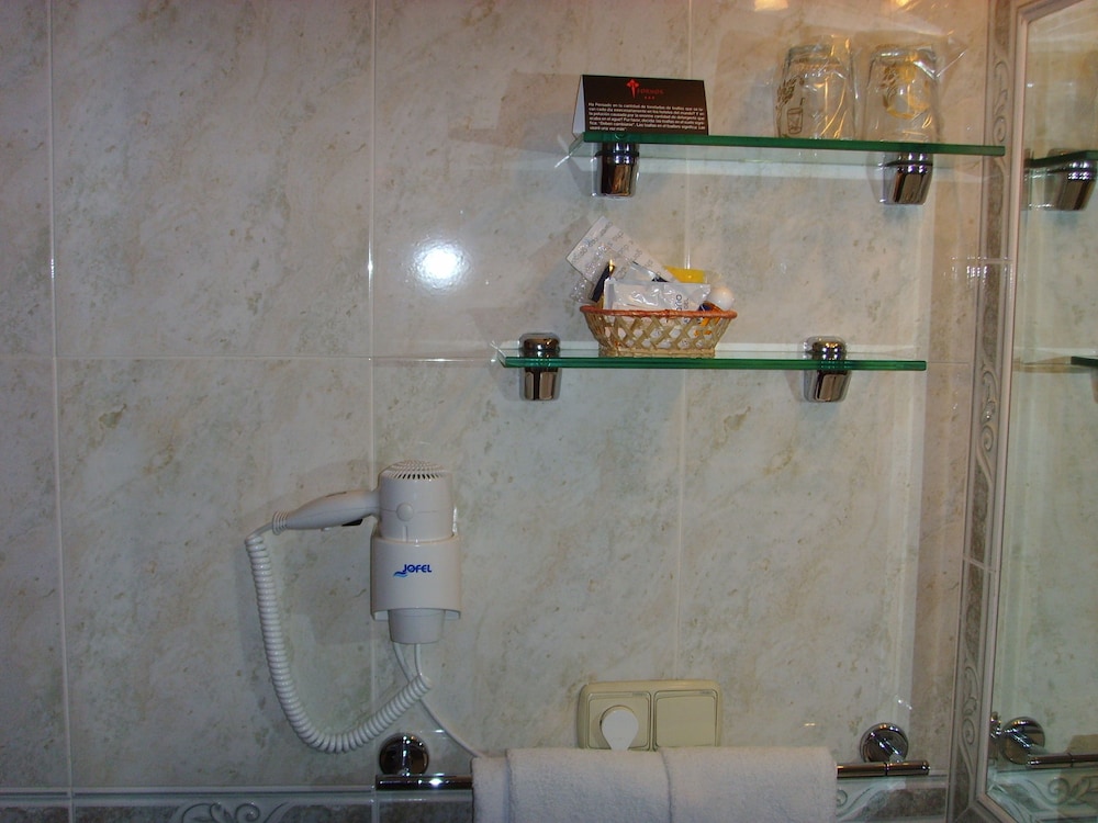 Twin Room - Photo 6
