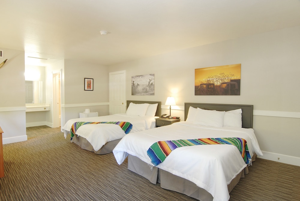 Room, 2 Queen Beds photo 1