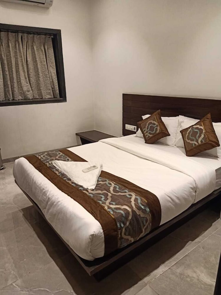 Deluxe Room - Photo 17