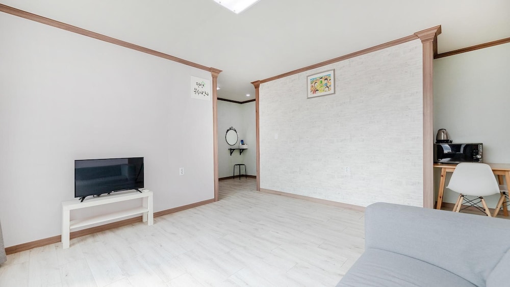 Basic Room, 1 Bedroom (B102) - Photo 8