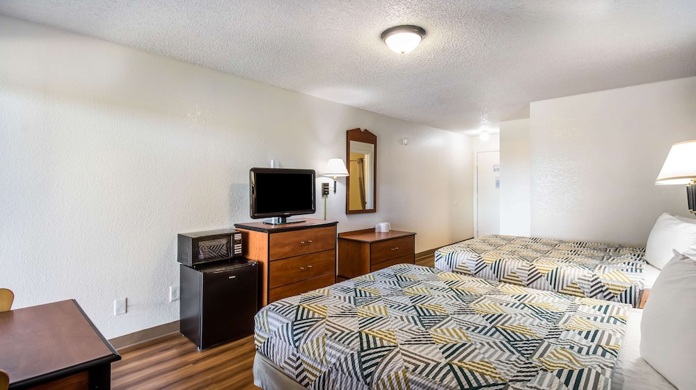 Standard Room, 2 Queen Beds, Non Smoking - Photo 1