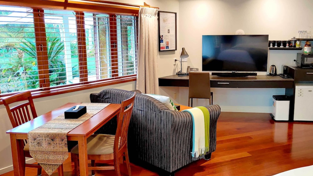 Premium Double Room, 1 King Bed, Pool Access, Garden Area photo 2
