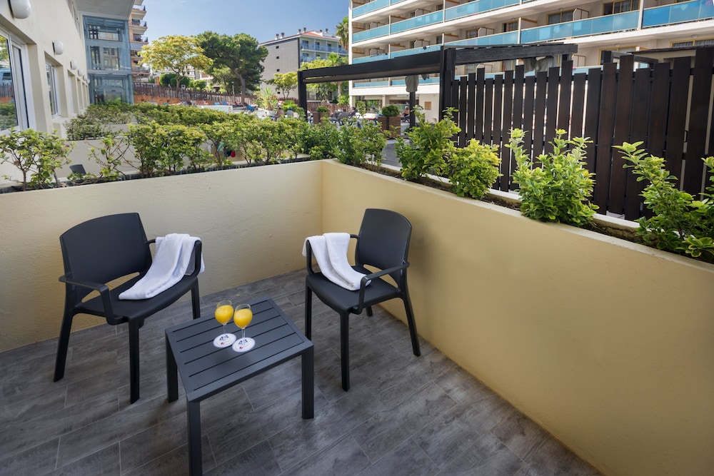 Standard Triple Room, Balcony photo 3