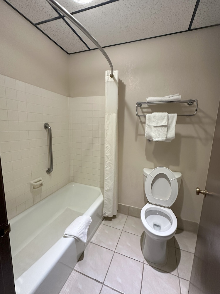 Room, 1 King Bed, Non Smoking (Upgrade) - Photo 6