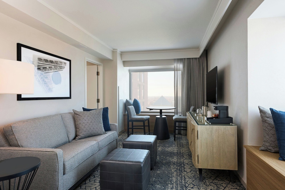 Club Suite, 2 Queen Beds - Photo 7