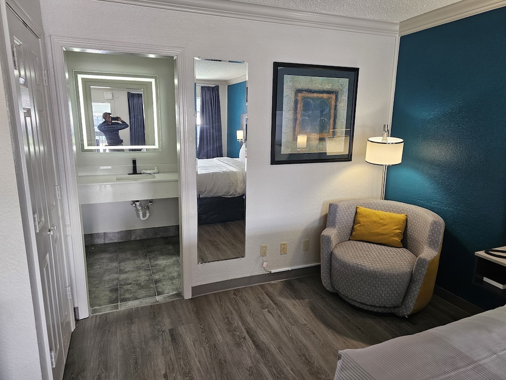 Room, 1 King Bed, Accessible, Non Smoking photo 3