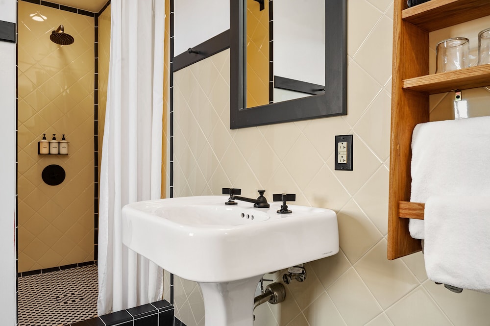Deluxe Room, 1 King Bed (Self Check-in with Virtual Front Desk) photo 3