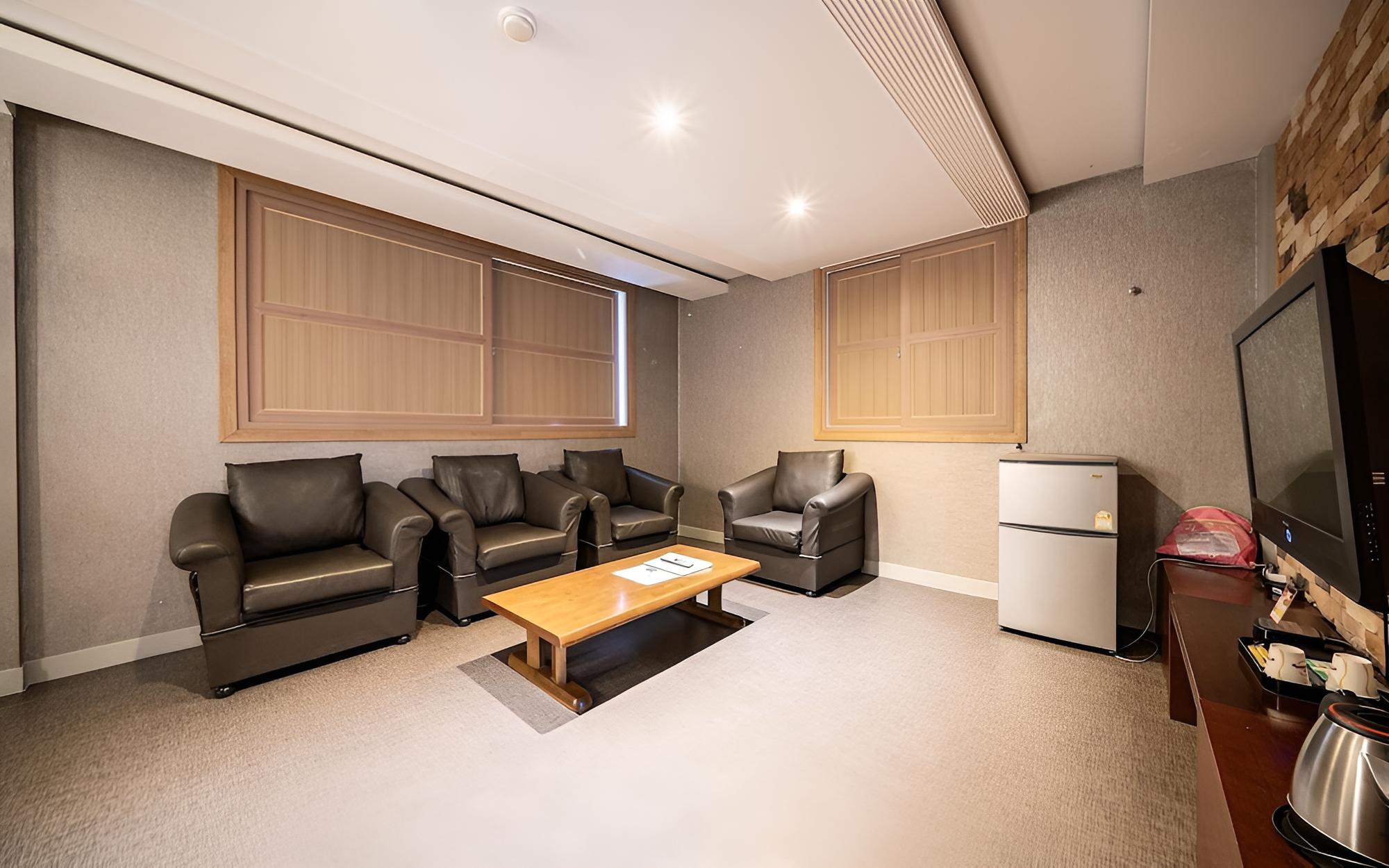 Room (Suite B (Free Breakfast Netflix Avail) photo 3