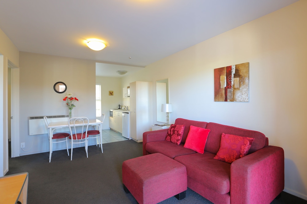 Standard Suite, 2 Bedrooms, Non Smoking, Kitchen (Unit - 1 queen, 2 single, 1 rollaway) photo 3