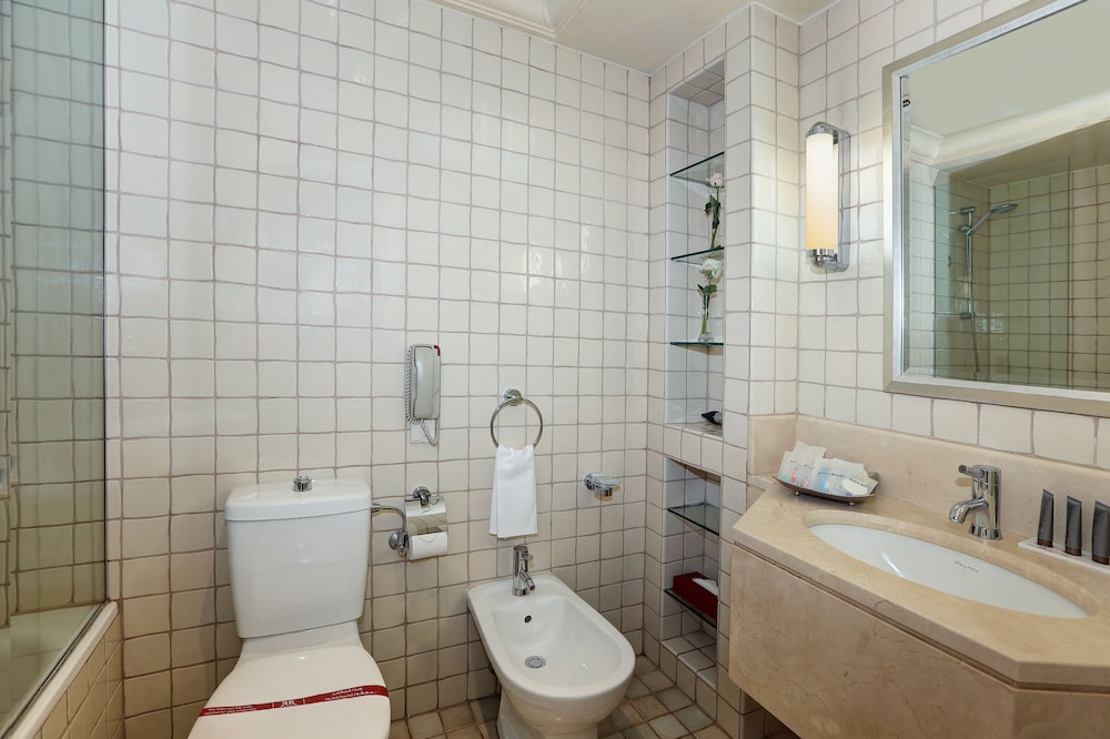 Junior Suite, 1 Queen Bed - Photo 2