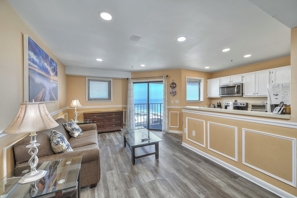 Condo, 2 Bedrooms, Balcony, Ocean View (Renaissance Tower 913)