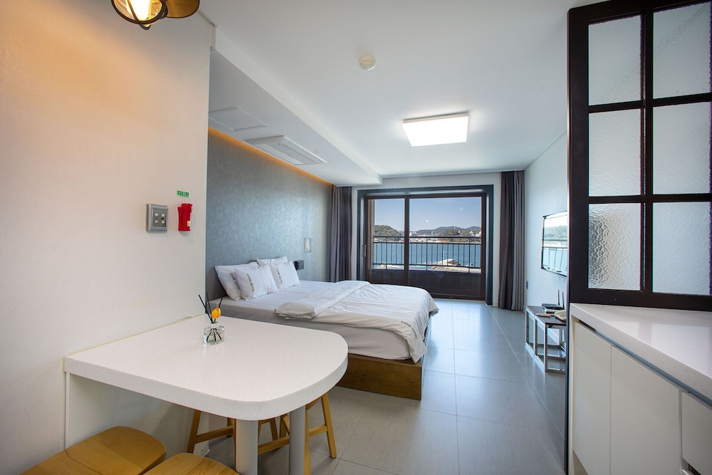Family Condo (Extra person fee 10000 KRW upon C/I) photo 1