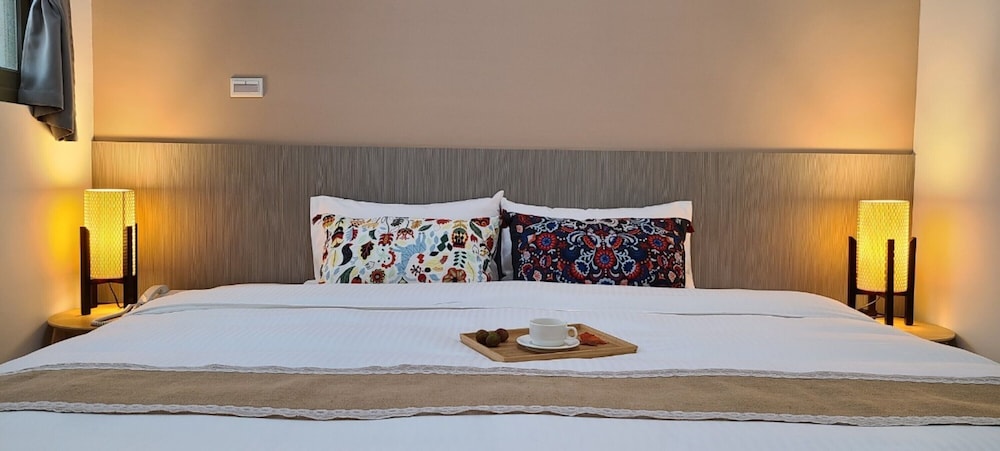 Deluxe Suite, 1 Bedroom Suite, 1 King Bed, Balcony - Photo 2
