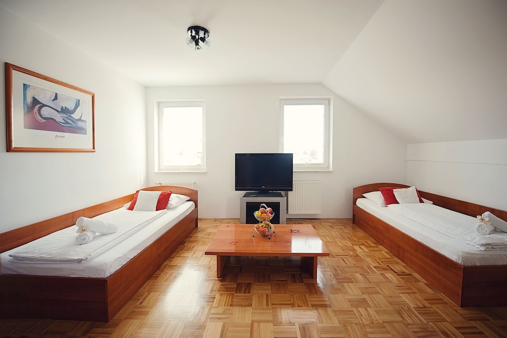 Double or Twin Room - Photo 11