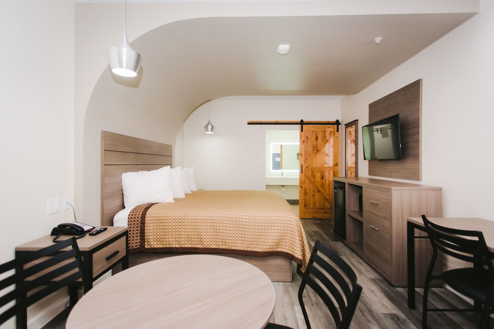 Standard Room, 1 King Bed, Non Smoking (W) photo 1