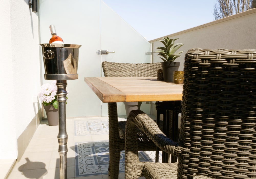 Deluxe Room, 1 Queen Bed, Terrace, Partial Sea View photo 1