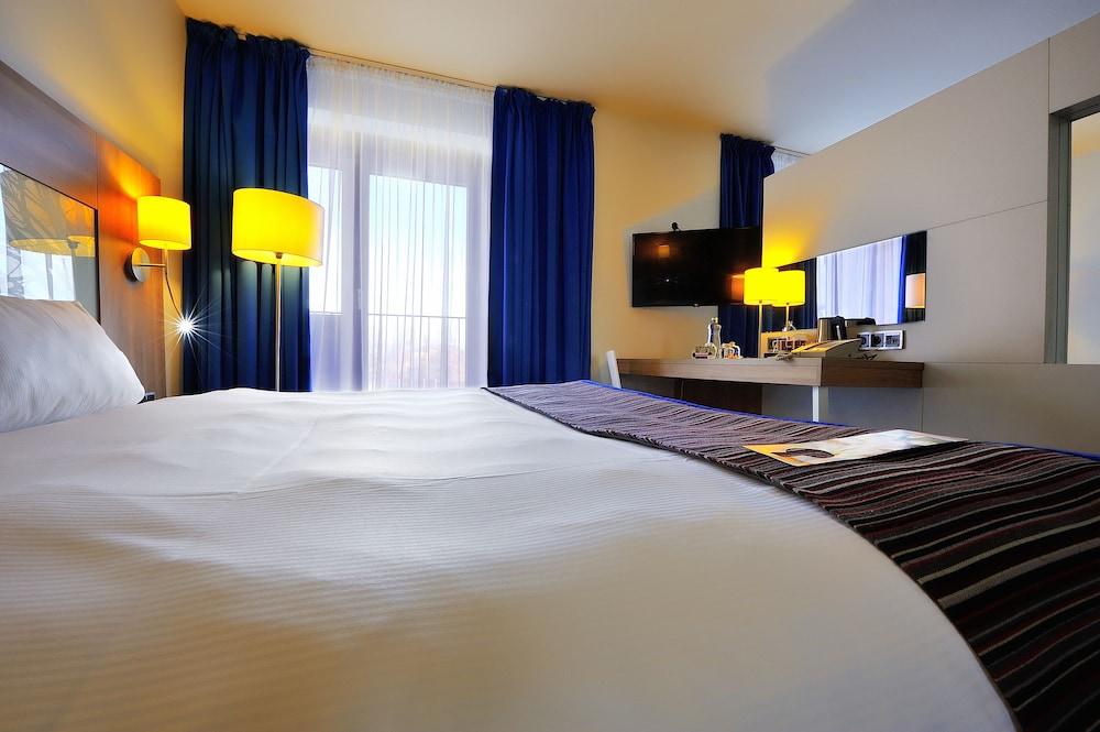 Suite, 1 King Bed, Non Smoking - Photo 3