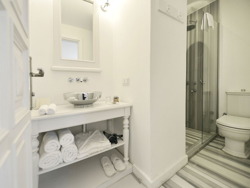 Standard Double Room - Photo 10